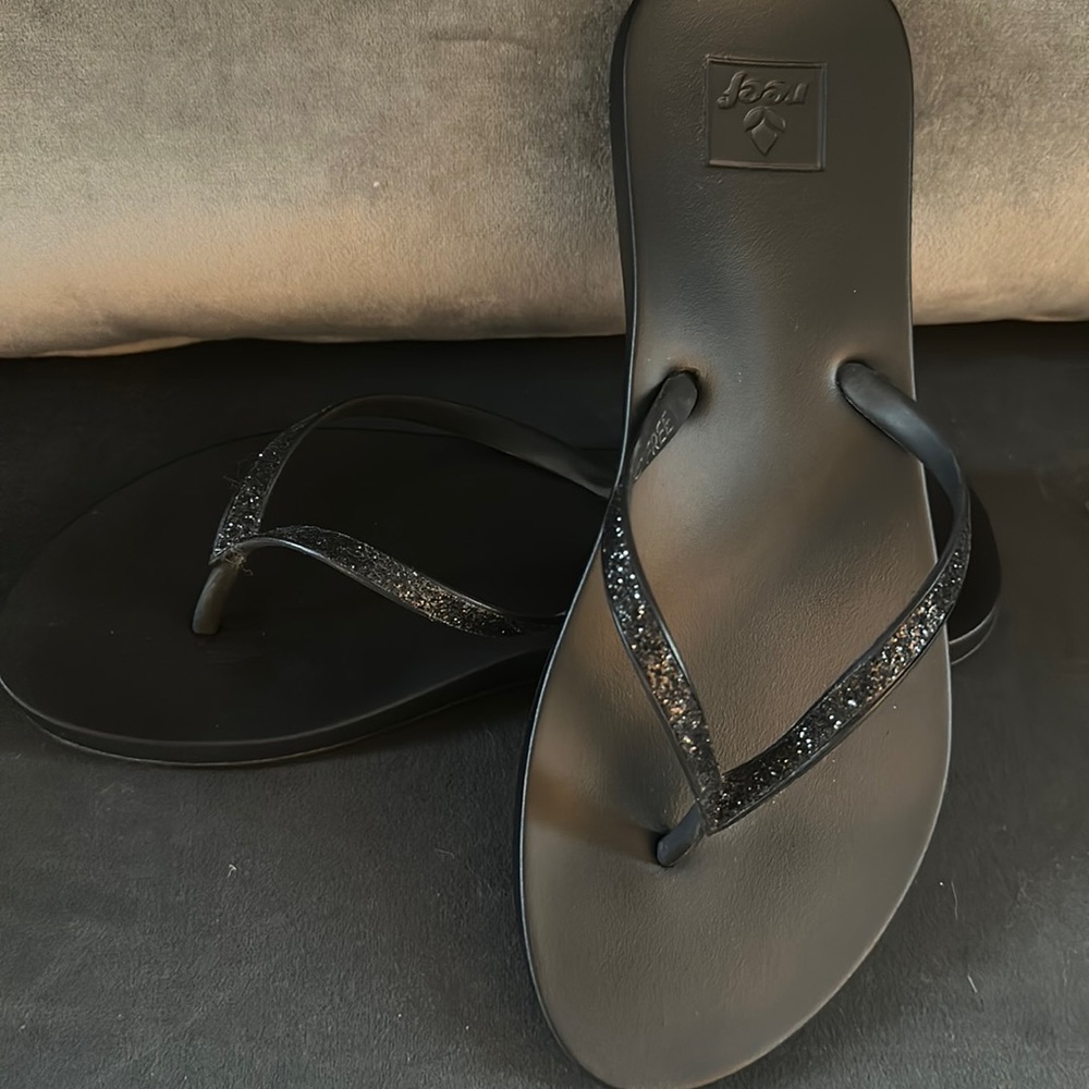 Black sparkle Reef flip flops size 7